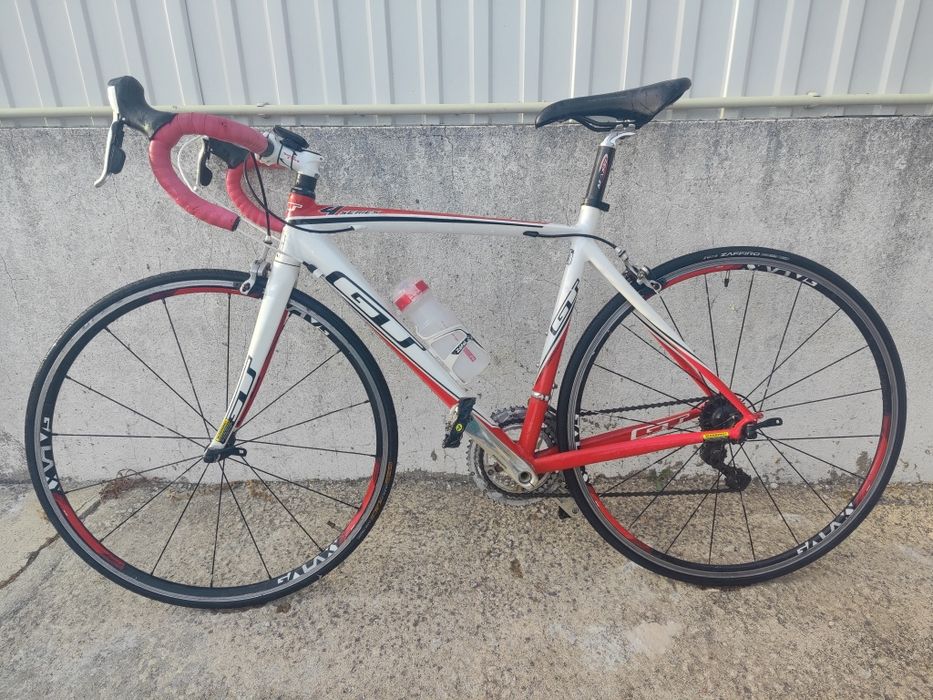 Bicicleta de ciclismo GT series 4