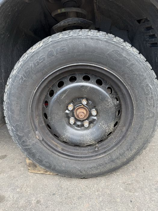 Продам компелкт зимней резины + диски 215/65/16 Lassa Iceways.
