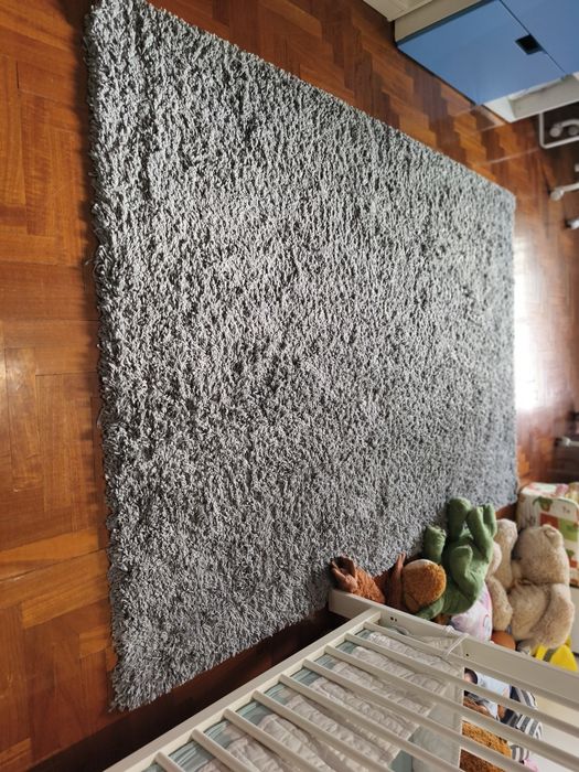 Tapete cinzento pelo comprido