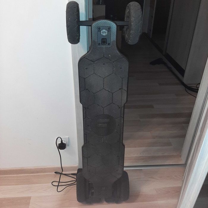 Deskorolka elektryczna Evolve GTR Carbon