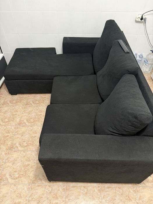 Sofa preto tres lugares