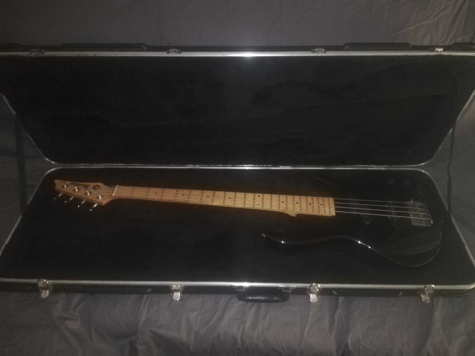 Baixo Ibanez TR + Hardcase SKB