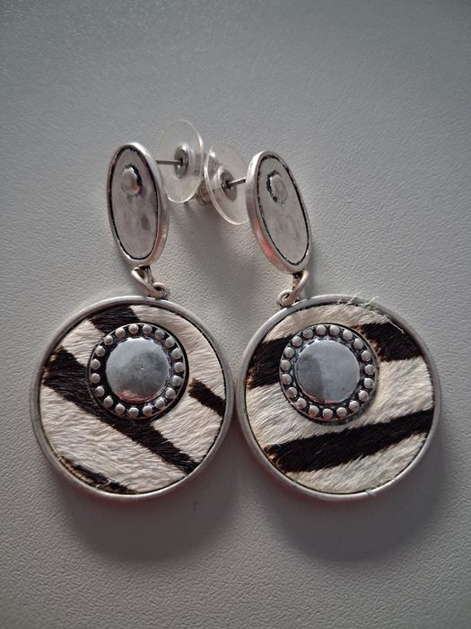 Brincos da marca Pedra Dura, padrão zebra