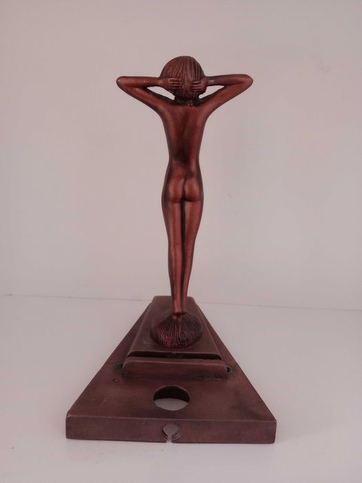 Estatueta em bronze art deco representando jovem menina Nua.