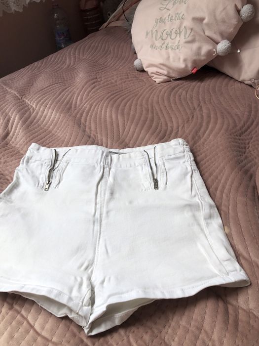 Białe spodenki