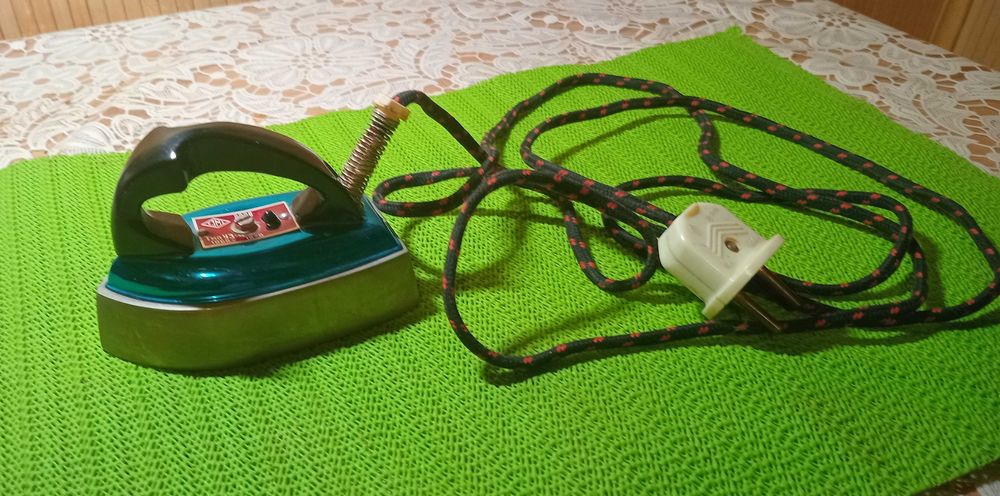 Электрический утюг (дорожный вариант), п-во ХЭМЗ, 1968 года