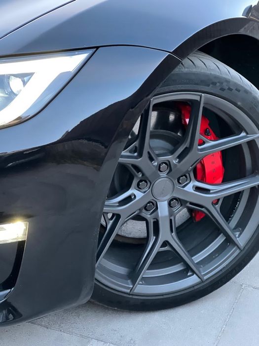 Tesla Model S PLAID 2023 року