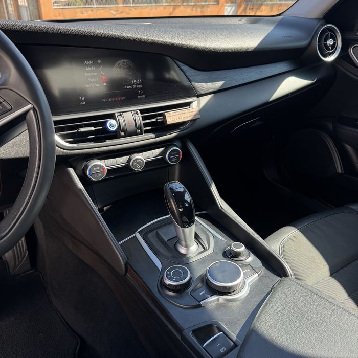 Alfa Romeo Giulia 2.2 180cv AT8