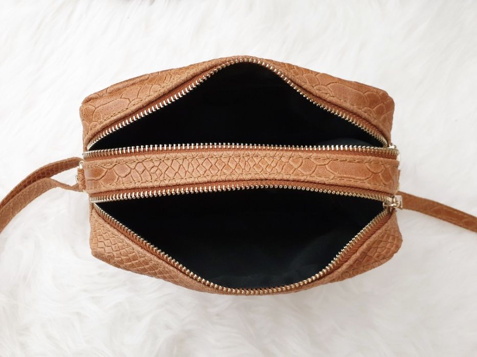 VERA PELLE torebka skórzana listonoszka kroko z paskiem V401 chabrowa