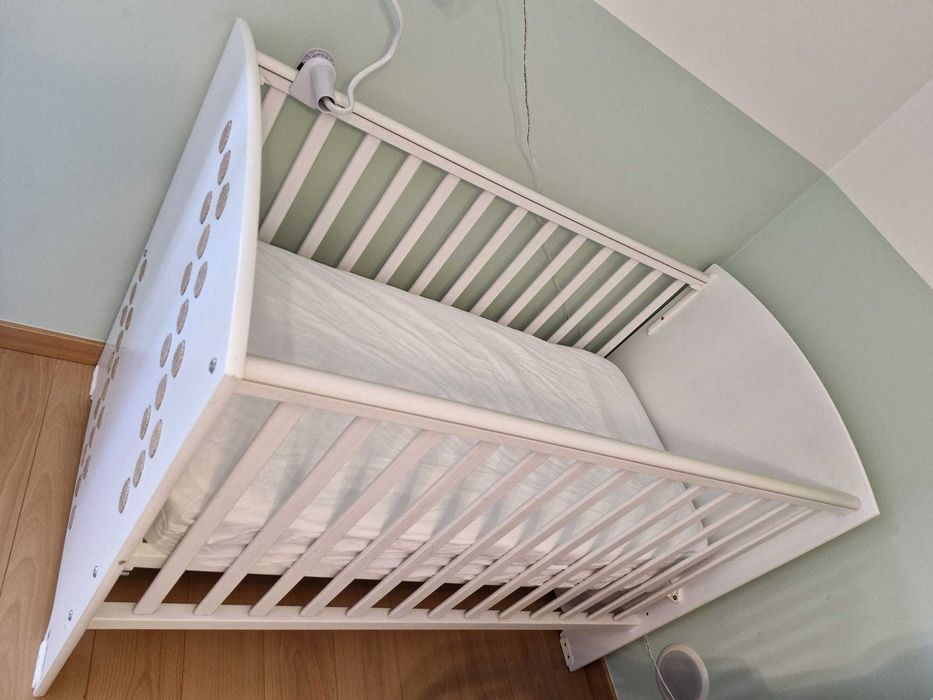 Berço com Colchão Pueri e roupa de cama