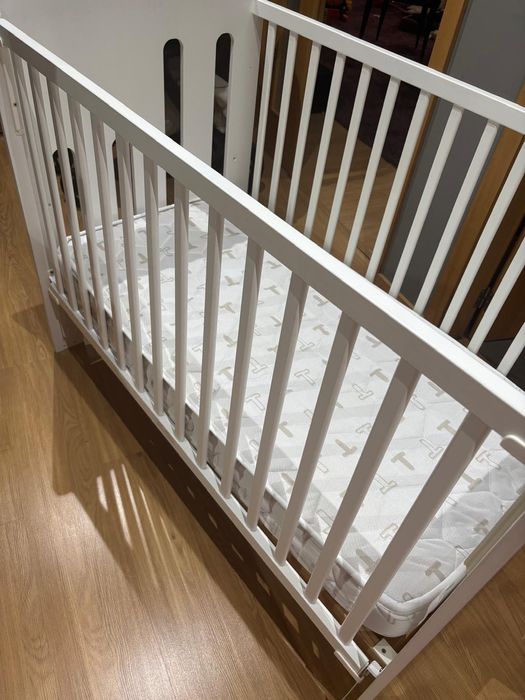 Berço bebé TRAMA + colchão + jogo de cama