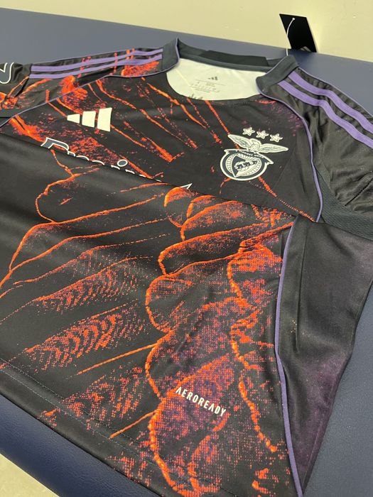 Camisola Adidas x Vhils x SL Benfica - Edição Especial