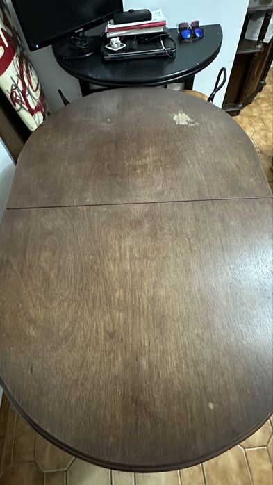 Mesa de madeira com 4 cadeiras