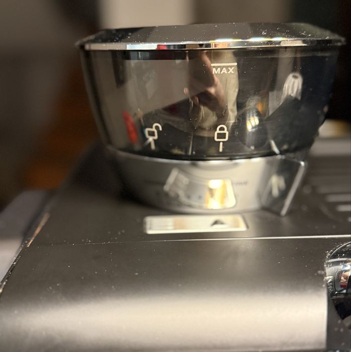 Ekspres kolbowy z mlynkiem Delonghi La specialiasta