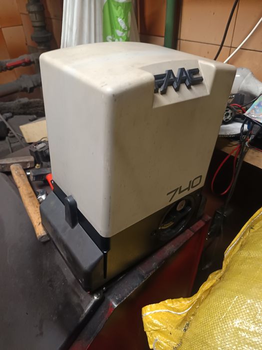 Siłownik do bramy faac 740