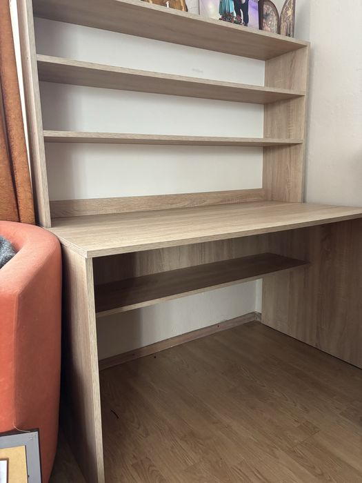 Regał -biurko z nadstawką w jednej bryle