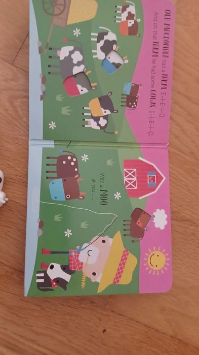 Livro infantil "Old MacDonald" com 4 figuras