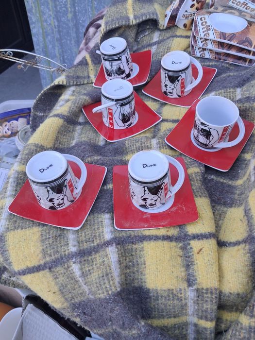 Seis chávenas de café  com pires
