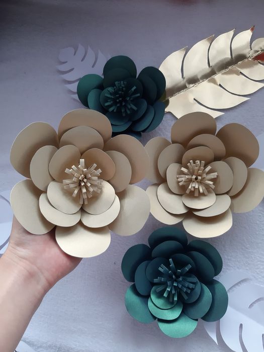 Kwiaty chanel 3D ścianka za parą młodą tło ślub