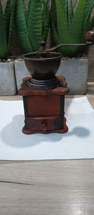 Stary drewniany młynek do kawy