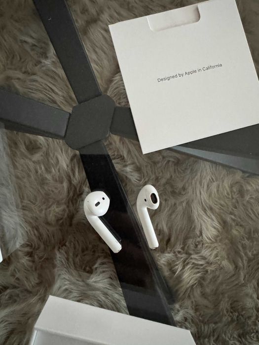 Apple AirPods 2 A2032 MV7N2ZM/A - uszkodzony mikrofon