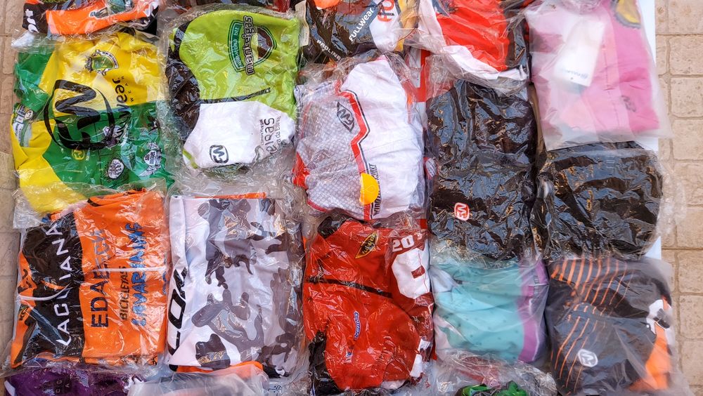 Equipamentos de ciclismo novos e sapatos de Ciclismo