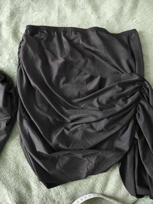 Elegancki czarny komplet damski z drapowaniem – top i spodnie