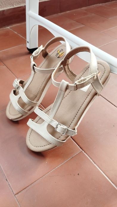 Sandálias Brancas Fungi tamanho 34