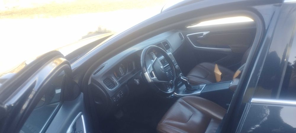 Вольво v60 2014 року