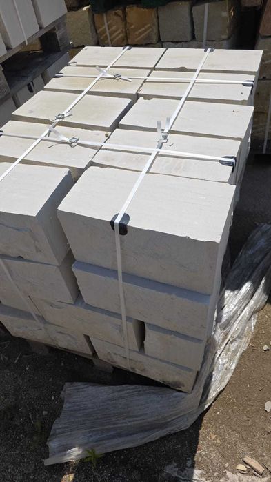 ~41~kamień murowy z piaskowca 4 strony cięte, 2 strony łupane 20/20/40