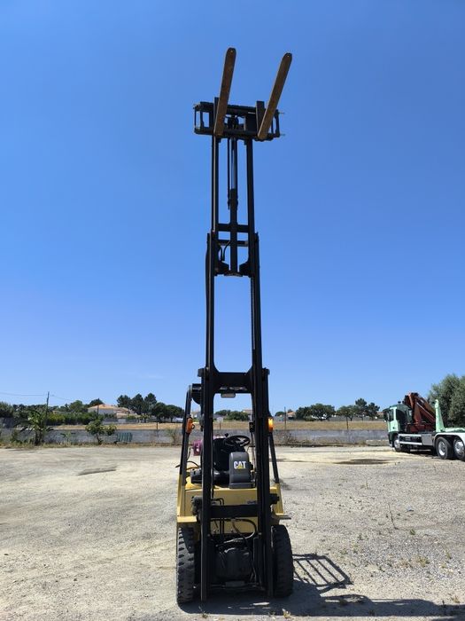 Empilhador caterpillar gas triplex com deslocação lateral