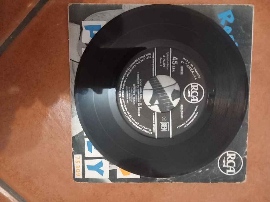 Disco vinil assinado por Elvis Presley.