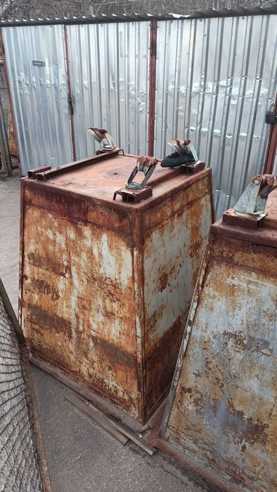 Продам сміттєві баки.