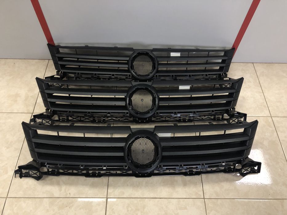 Volkswagen Caddy Фольксваген Кадді 2010р- решітка радіатора