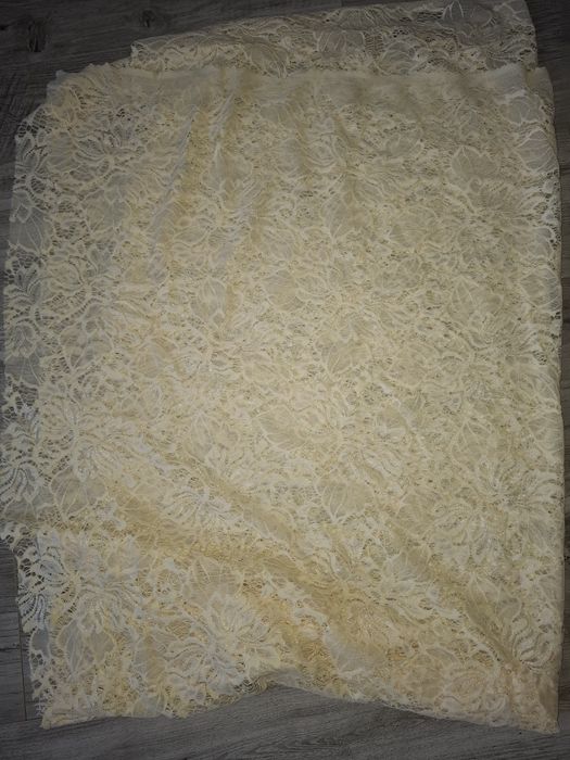 Продам отрез красивой кружевной ткани