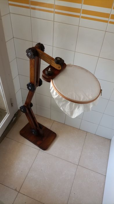 Base articulada de chão ou mesa para aro de bordar