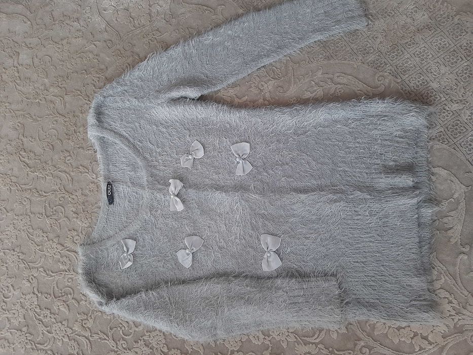 sweter sweterek włochaty szary z kokardkami