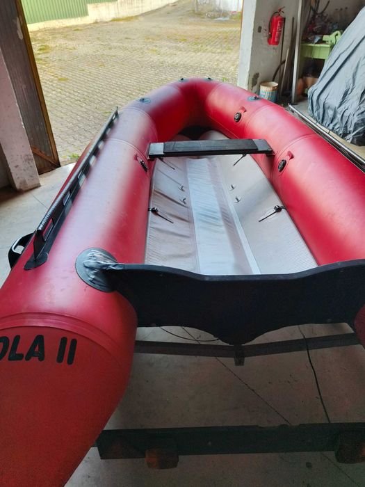 Barco insuflável com atrelado