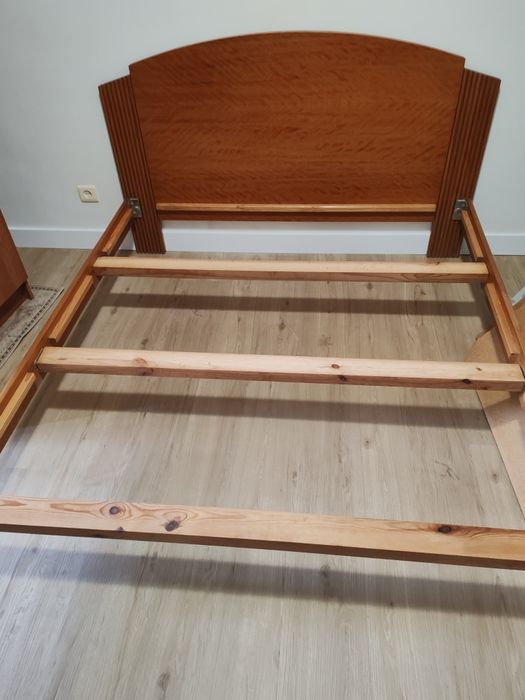 Cama de casal e mesa de cabeceira em