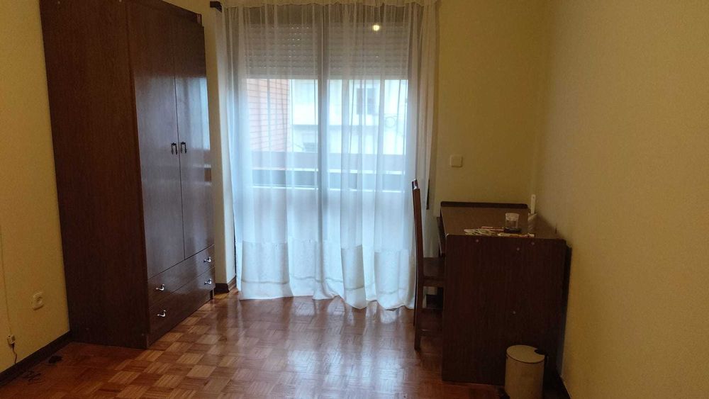Alugo quarto com cama de solteiro, e varanda em frente ao IPB junto a escola superior agrária