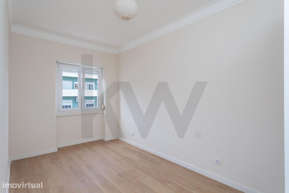 T2 renovado com varanda na Estrela | 2.300€/mês