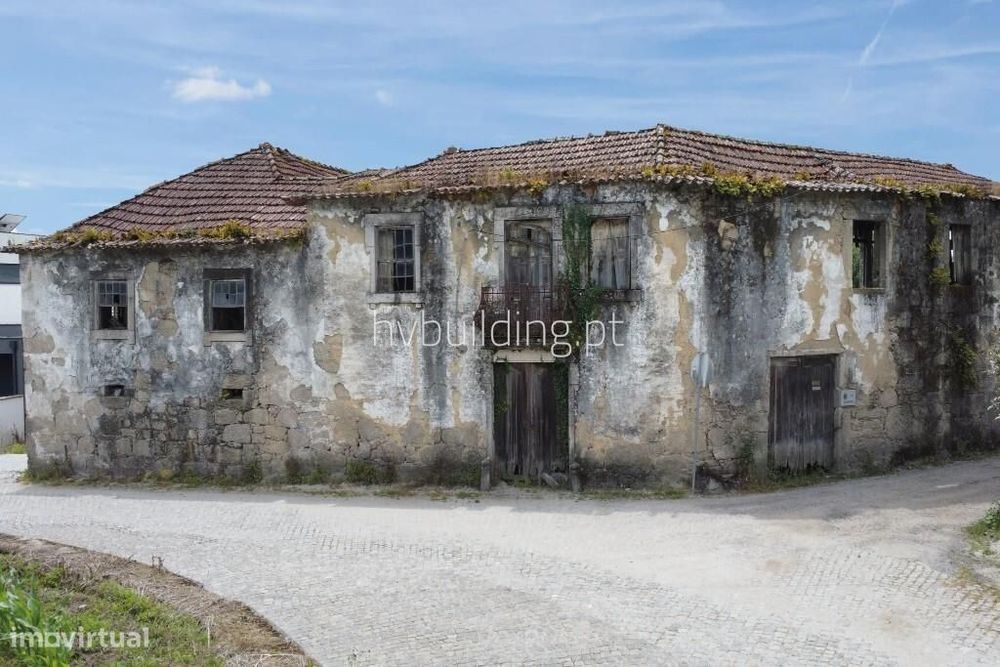Moradia para restauro localizada em Vila Cova, Barcelos