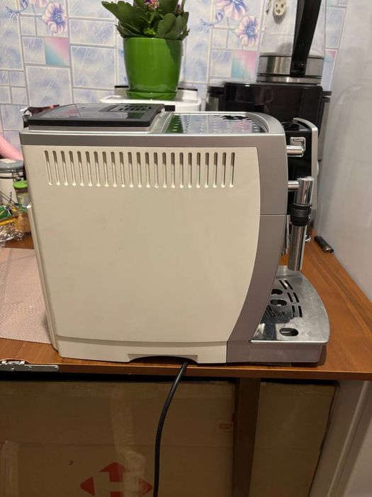 Кофе каво машина De'Longhi ECAM 23.420