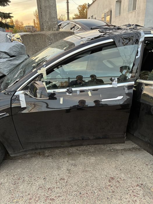 Двери на Теслу М3 2018