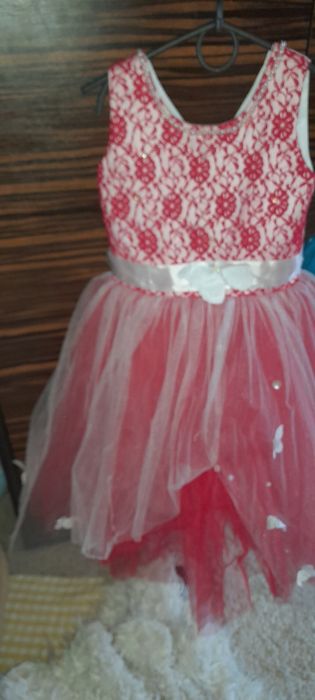 Сукня  на випускний в садочок ,  не дорого на 4-5 років дівчинці худен