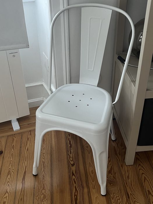 Cadeira de metal em branco