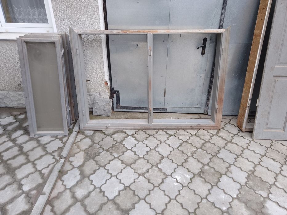 Дерев'яні двері та вікно