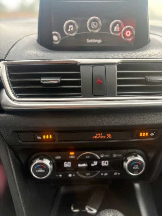 Mazda 3 Touring      2018