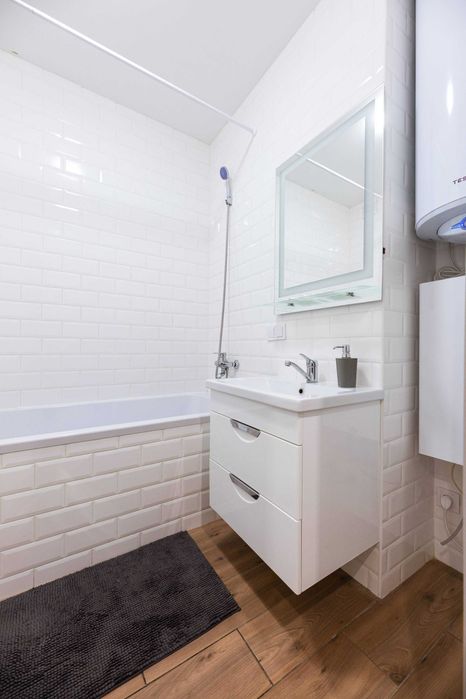 Подобова оренда студії, біля метро, Бажана 17Б. Є укриття.