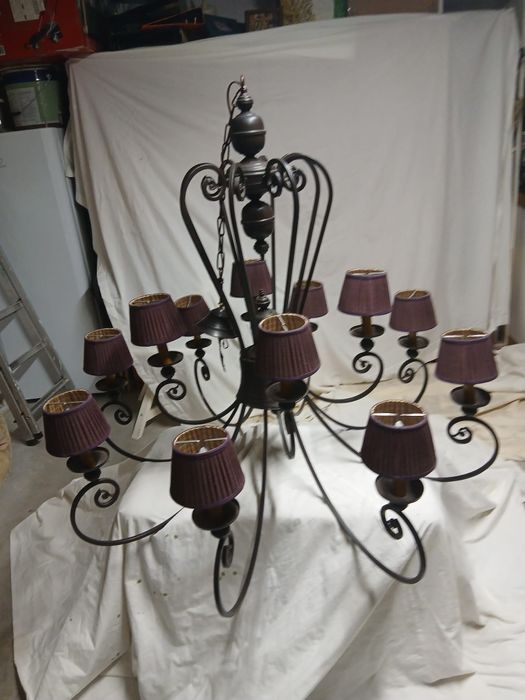Candeeiro em ferro  com 12 abajour em organza